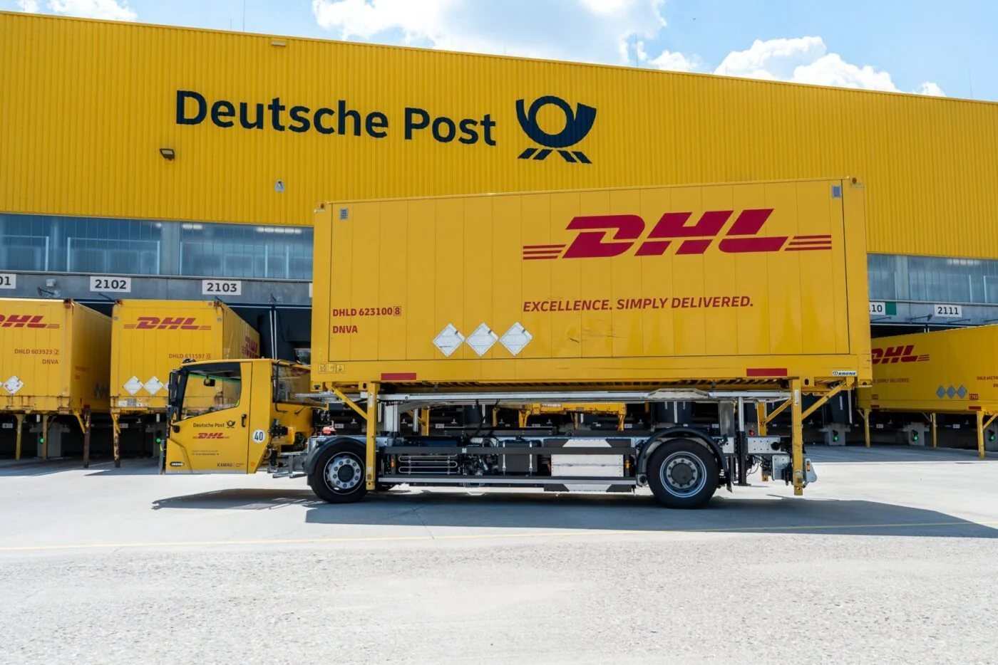 DHL orders 25 electric swap body movers from TII Kamag