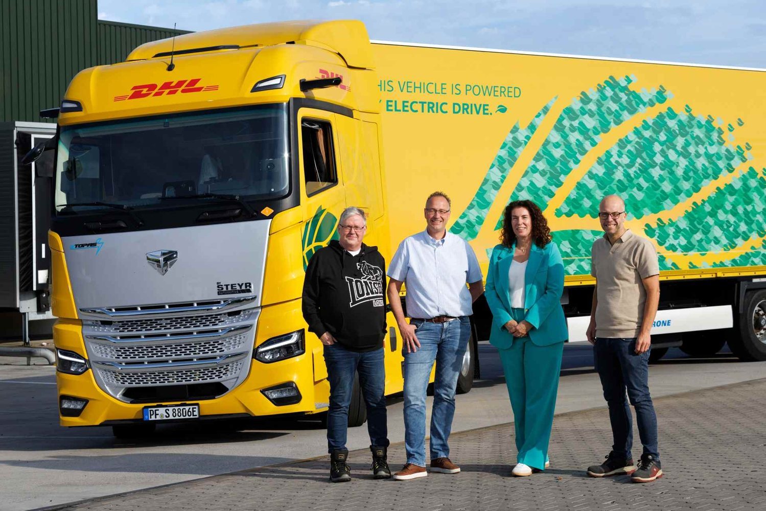 DHL Freight starts regular service with SuperPanther eTopas 600 in the Netherlands