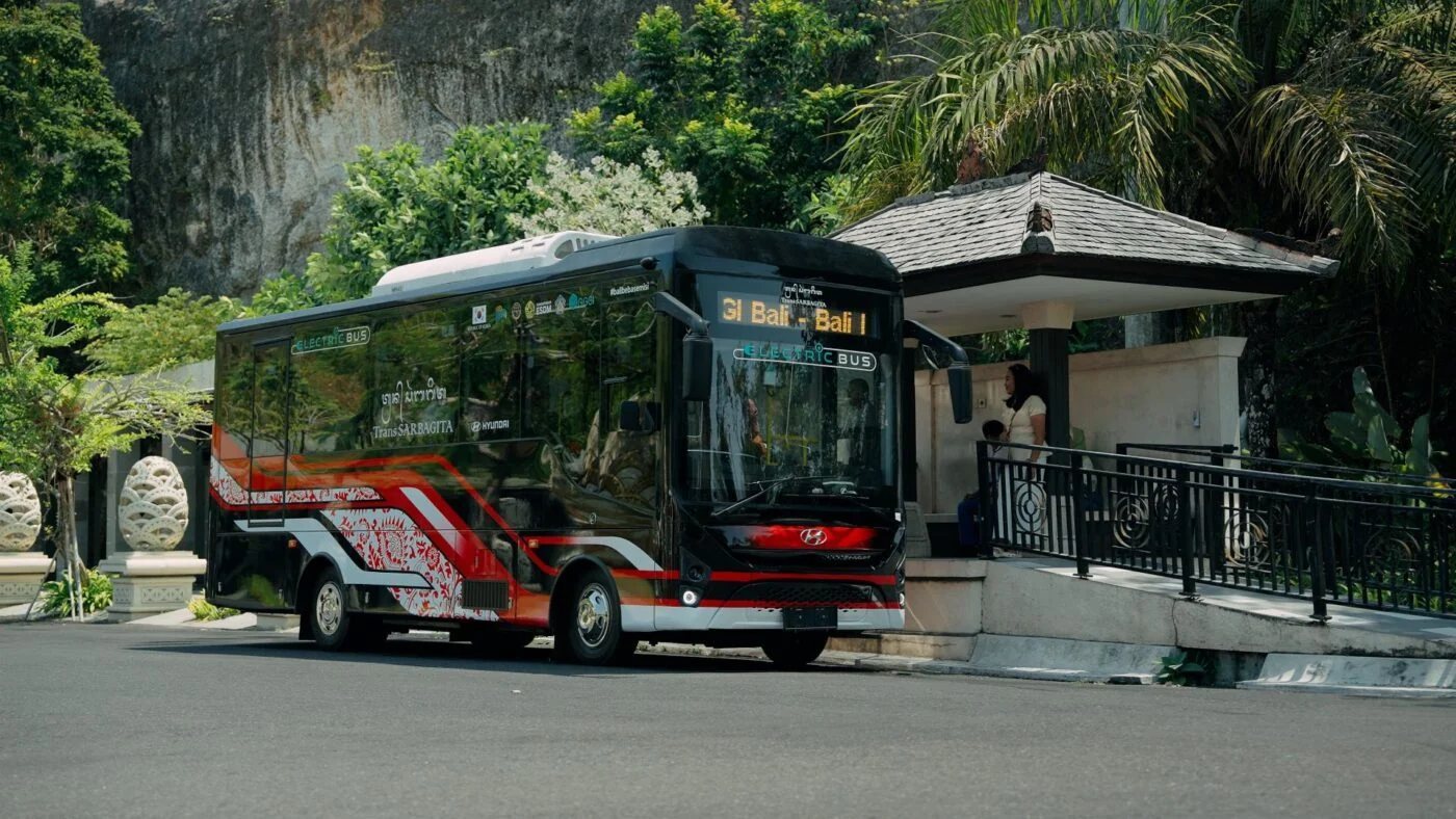 Hyundai deploys 11 electric buses for public transport in Bali